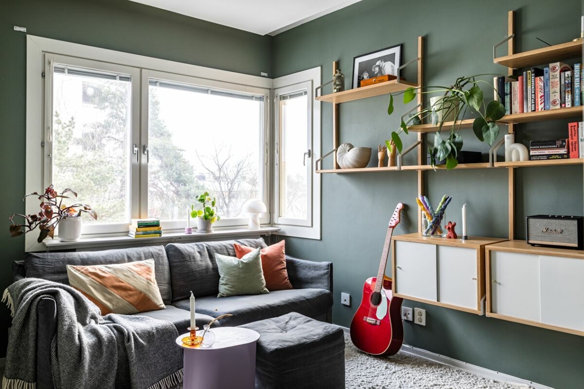 técnicas pintura decoración interiores salón verde profundo oscuro pintar paredes carpintería muebles de mismo color interiores pisos pequeños oscuros inmersión de color estilo nórdico oscuro color drenching 
