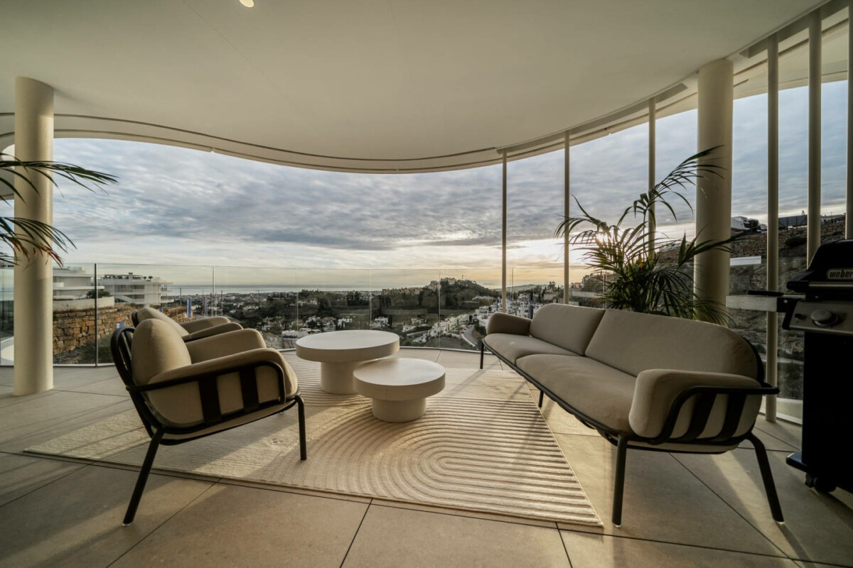 vivienda lujo costa del sol planta semi abierta costa del sol piso moderno elegante urbanización decoración nueva construcción condominios costa del sol atico terraza con vistas panorámicas atico puerto banus benahavis atico muebles a medida marbella atico lujo moderno sofisticado 