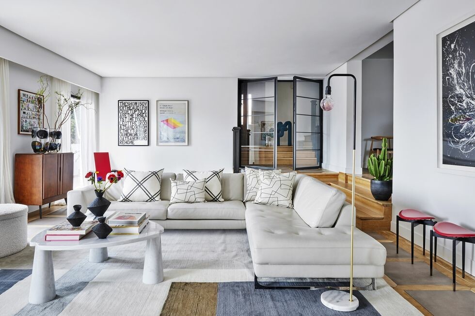vivienda diseño contemporáneo madrid villa lujo madrid tonos neutros renovación villa reforma puertas de cristal muebles de diseño isla de cocina espacios abiertos distribución abierta decorar con arte cuadros esculturas cerramiento vidrio 