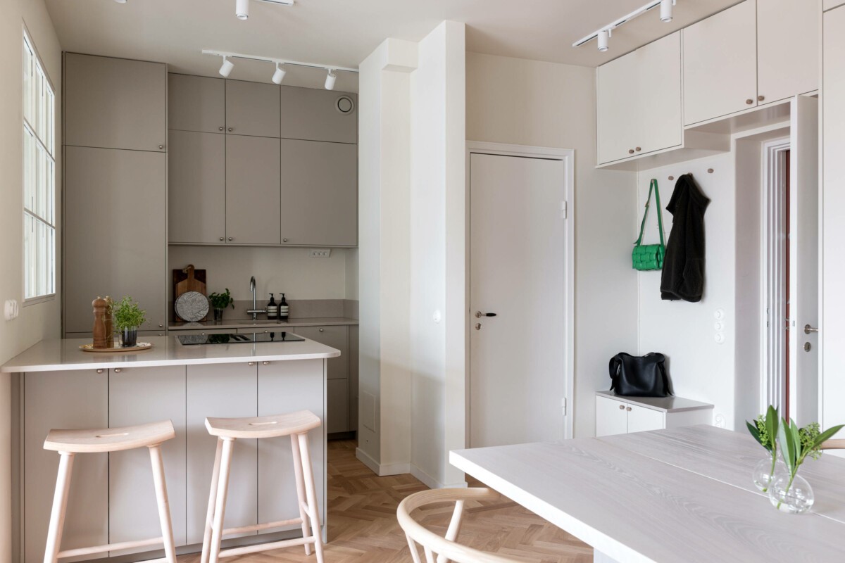 delikatissen sillas de diseño sillas ch24 optimizar almacenajes cocina abierta y salón estilo nórdico pisos pequeños almacenaje y armarios en pisos pequeños 