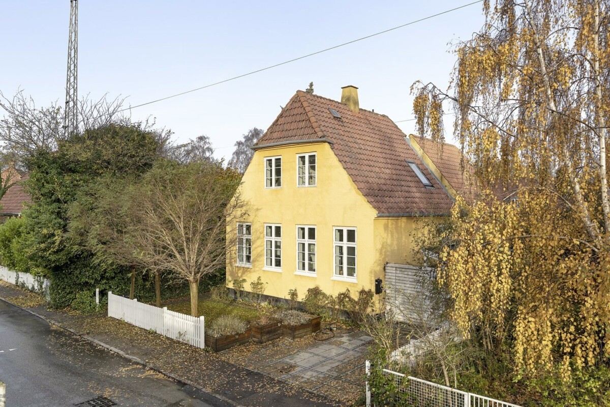 villa danesa villa clásica amarilla tejados dos aguas sótano paleta de colores neutros minimalismo estilo escandinavo interior moderno Frederiksberg exterior clásico estilo danés distribución abierta diseño danés decoración minimalista decoración danesa copenhague arte contemporáneo 