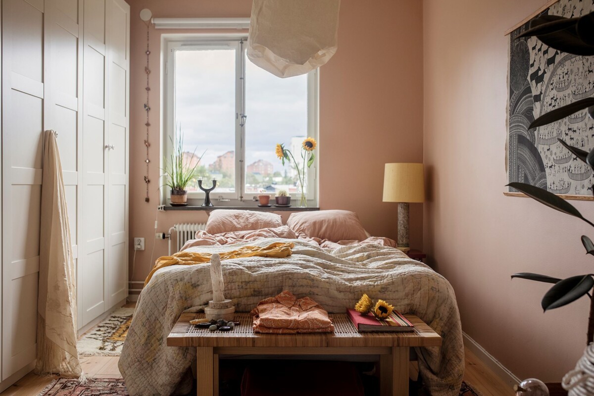 toque bohemio textiles naturales suelo de madera paredes rosa girasoles estilo boho dormitorio femenino decoración nórdica decoracion dormitorio cama bajo la ventana Armario Ropero 