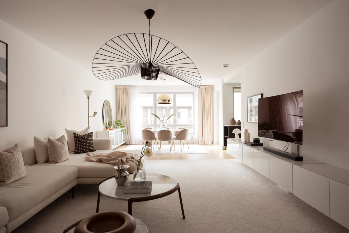 zona de día y de noche sillas tapizadas estilo nórdico estilo glam electrodomésticos bertazzoni distribución semiabierta distribución piso 3 dormitorios distribución optimizada distribución abierta decoración elegante cocina negra apartamento sueco 