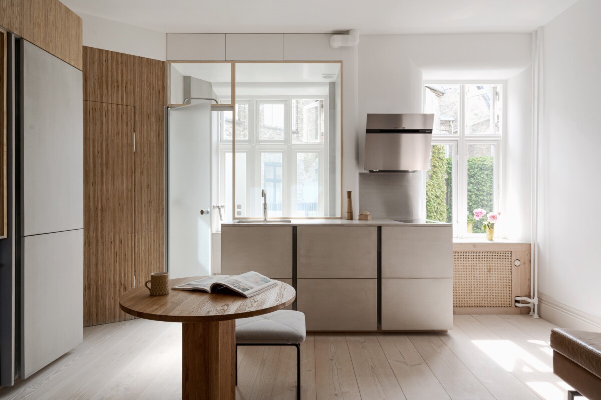 delikatissen suelo de tablones piso copenhague minimalismo nórdico japandi estilo nórdico estilo brutalista escandi diseño japones diseño escandinavo cubiertas radiadores arquitectura brutalista apartamento minimalista apartamento danes 