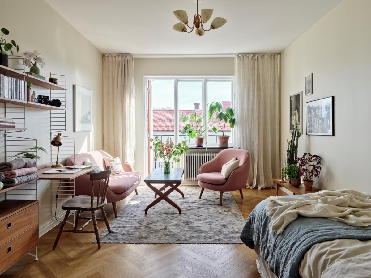 suecia sofá rosa piso de estudiantes mobiliario mueble multifuncional interiores pisos pequeños gotemburgo funcionalidad estilo dormitorio salón decoración piso una habitación decoración ordenada decoración estudio decoración elegante decoración de estilo nórdico 