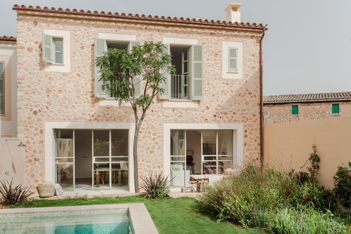fachada de piedra estilo nórdico estilo mediterráneo diseño nórdico decoración nórdica decoración mediterránea decoración interiores contraventanas madera contraventanas azul menta casa mediterranea arquitectura mediterranea arquitectura mallorca 