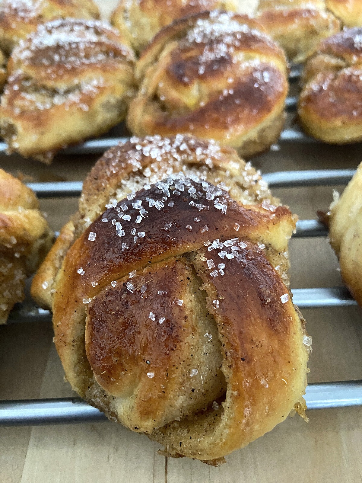 rollos nórdicos rollos escandinavos rollos de cardamomo rollos de canela repostería nórdica postres delikatissen panadería sueca pan dulce de cardamomo masa pan dulce Kardemommesnurrer bollos suecos bollos de cardamomo bollos caseros bollería nordica 