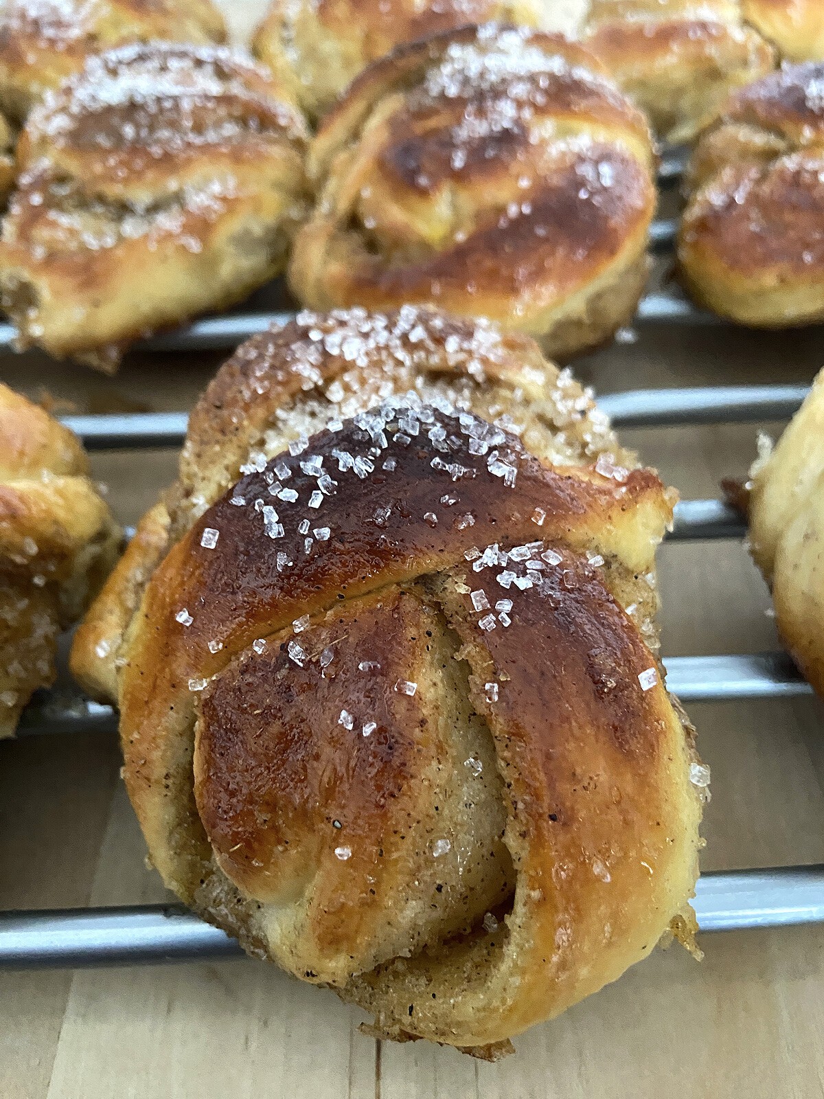 delikatissen rollos nórdicos rollos escandinavos rollos de cardamomo rollos de canela repostería nórdica postres delikatissen panadería sueca pan dulce de cardamomo masa pan dulce Kardemommesnurrer bollos suecos bollos de cardamomo bollos caseros bollería nordica 