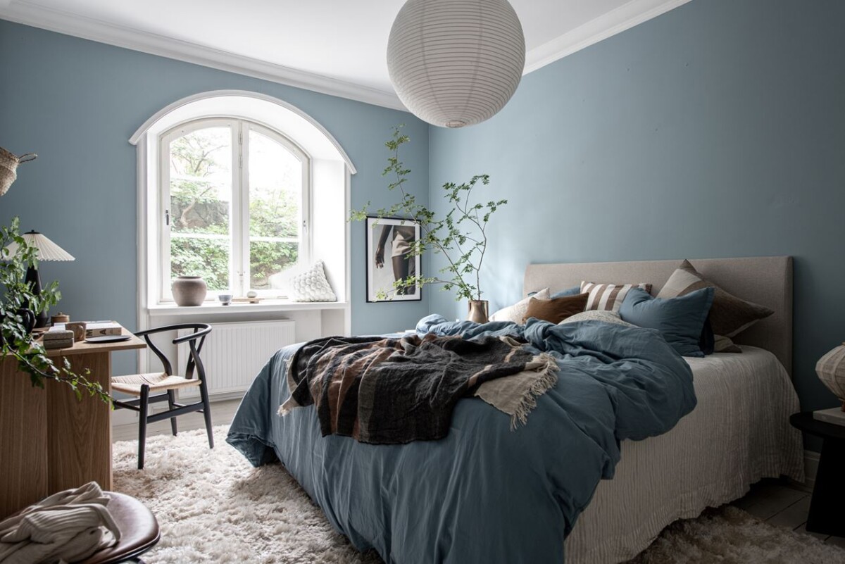 textiles nórdicos ropa de cama azul muebles de madera natural fundas nordicas de lino estilo nórdico dormitorio sofisticado dormitorio paredes azules dormitorio ordenado dormitorio nórdico dormitorio luz natural dormitorio elegante decoración nórdica color azul cama tapizada cabecero tapizado 