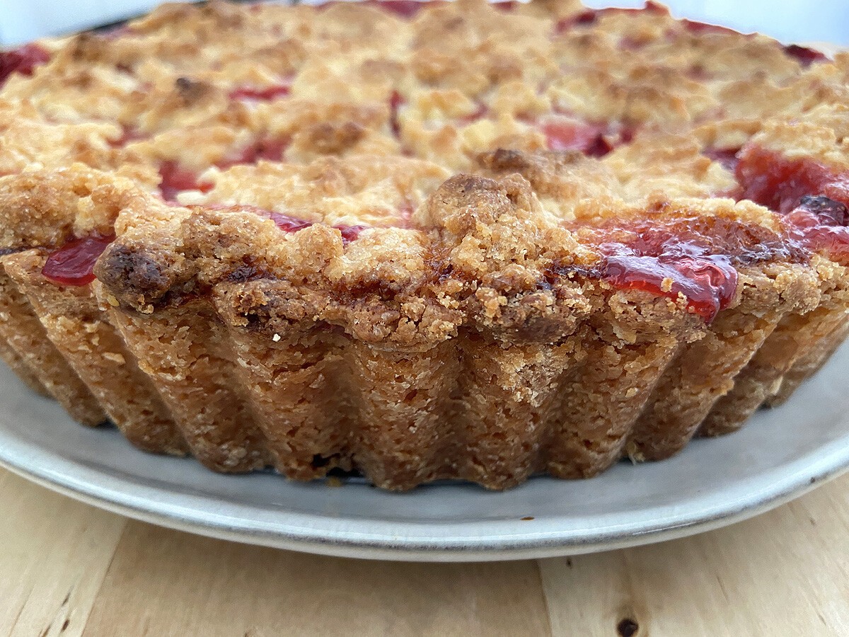 tarta para 12 personas tarta masa brisa tarta frutas Tarta fresas con streussel tarta facil tarta deliciosa tarta de fresas tarta casera streussel receta delikatissen postres delikatissen cobertura crujiente 
