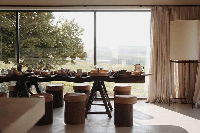 viga de madera techo tonos tierra Tejidos Naturales muebles vintage muebles madera natural minimalismo nórdico Minimalismo cálido minimalismo acogedor madera natural elementos originales elementos arquitectonicos casa minimalista casa francia azulejos terracota 