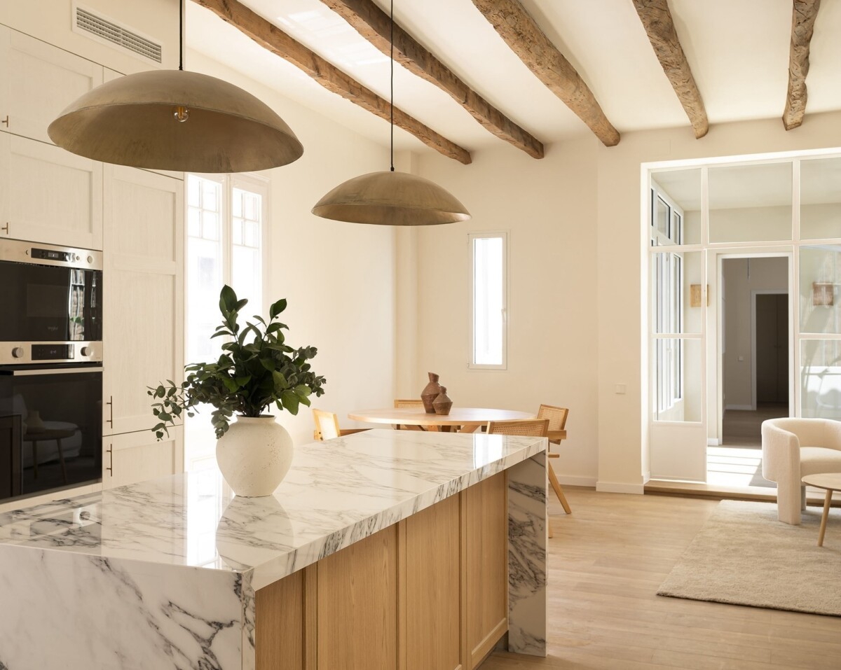 Villa de Gracia piso con azotea oasis de paz. mobiliario minimalista materiales naturales luz natural estilo nórdico escalera de caracol detalles decorativos decoración de interiores colores neutros cocina abierta Barcelona apartamento 