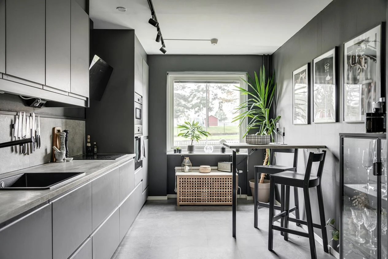 tendencias cocinas estilo escandinavo electrodomésticos negros diseño de interiores decoración nórdica decoracion en negro decoración con colores oscuros decoración atrevida deco elegante cocina nórdica cocina negra cocina gris oscuro apartamento moderno accesorios hogar negros 