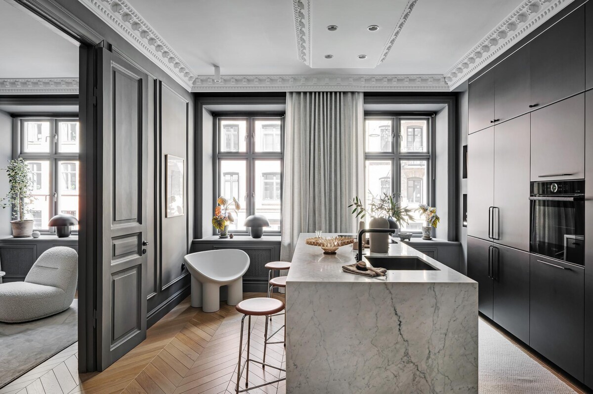 techo negro suelo madera espigada paredes negras paredes con molduras muebles nórdicos minimalismo nórdico luz natural estilo nórdico detalles decorativos decoración en negro decoración de interiores decoración atemporal 