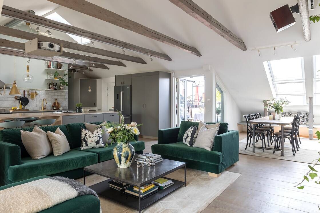 sofa verde minimalismo líneas limpias estilo nórdico estilo escandinavo espacio abierto diseño moderno decoración nórdica decoración de interiores combinación de colores colores neutros Ático sueco 