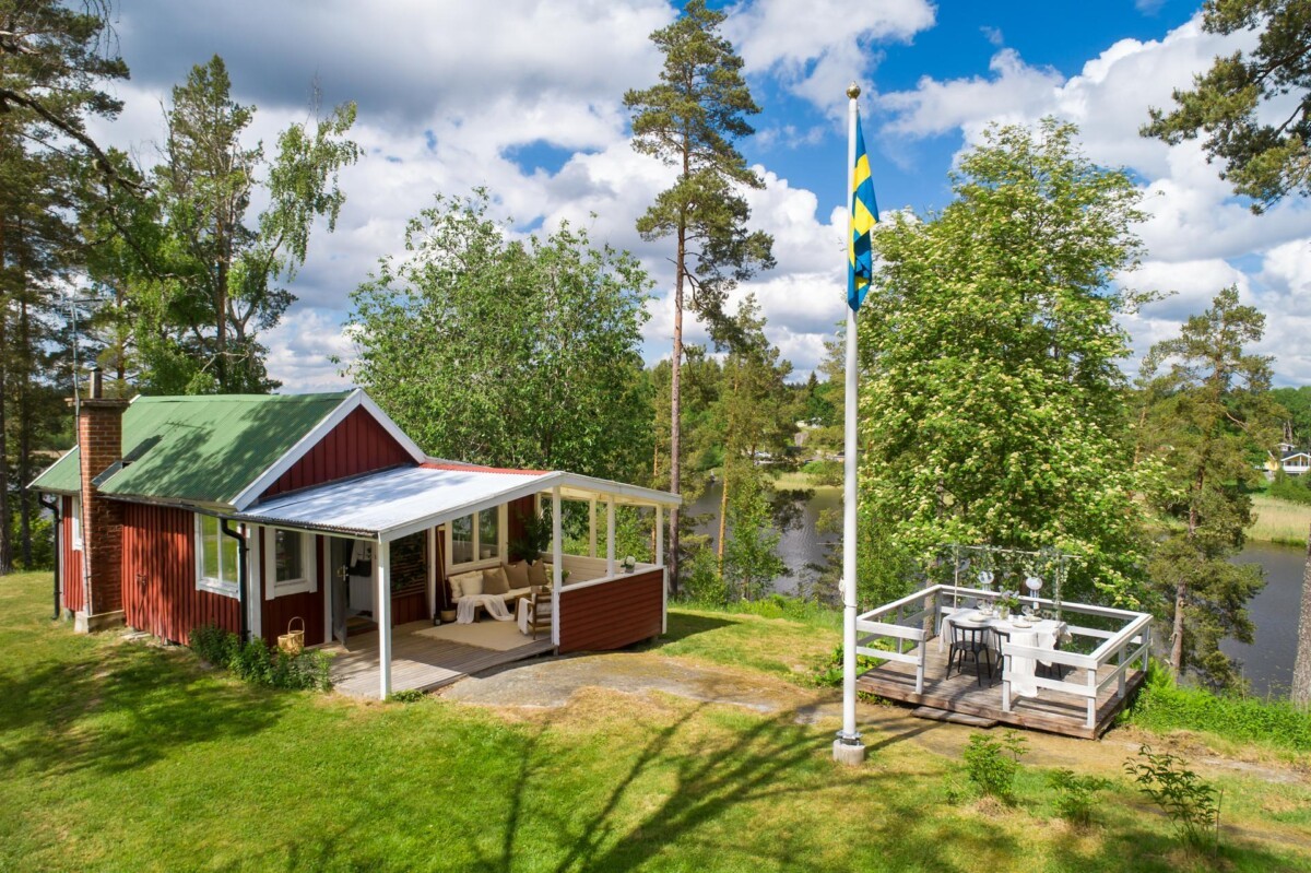Vacaciones en Suecia Turismo rural muebles recuperados hygge estilo nórdico Escapada rural Entorno nórdico diseño escandinavo decoración minimalista casa de campo cabaña sueca cabaña de madera Anexos para invitados Alquiler vacacional 