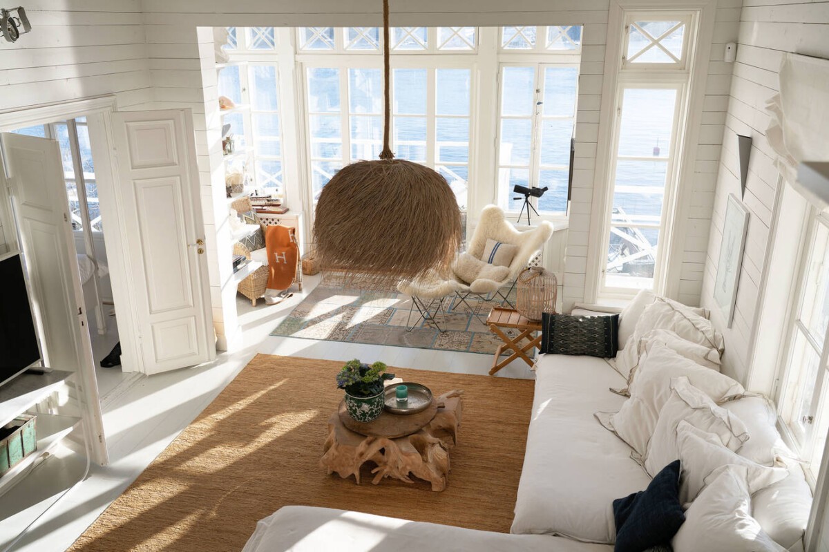 terraza con vistas al mar suecia estilo nórdico estilo escandinavo estilo costero elementos decorativos marítimos decoración nórdica decoración de interiores cómo decorar tu casa con estilo nórdico y aires costeros casa de vacaciones casa de madera blanca 