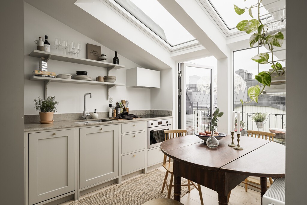 suecia pequeño ático inspiración Estocolmo estilo nórdico espacio moderno espacio funcional decoración nórdica decoración minimalista áticos pequeños ático sueco 