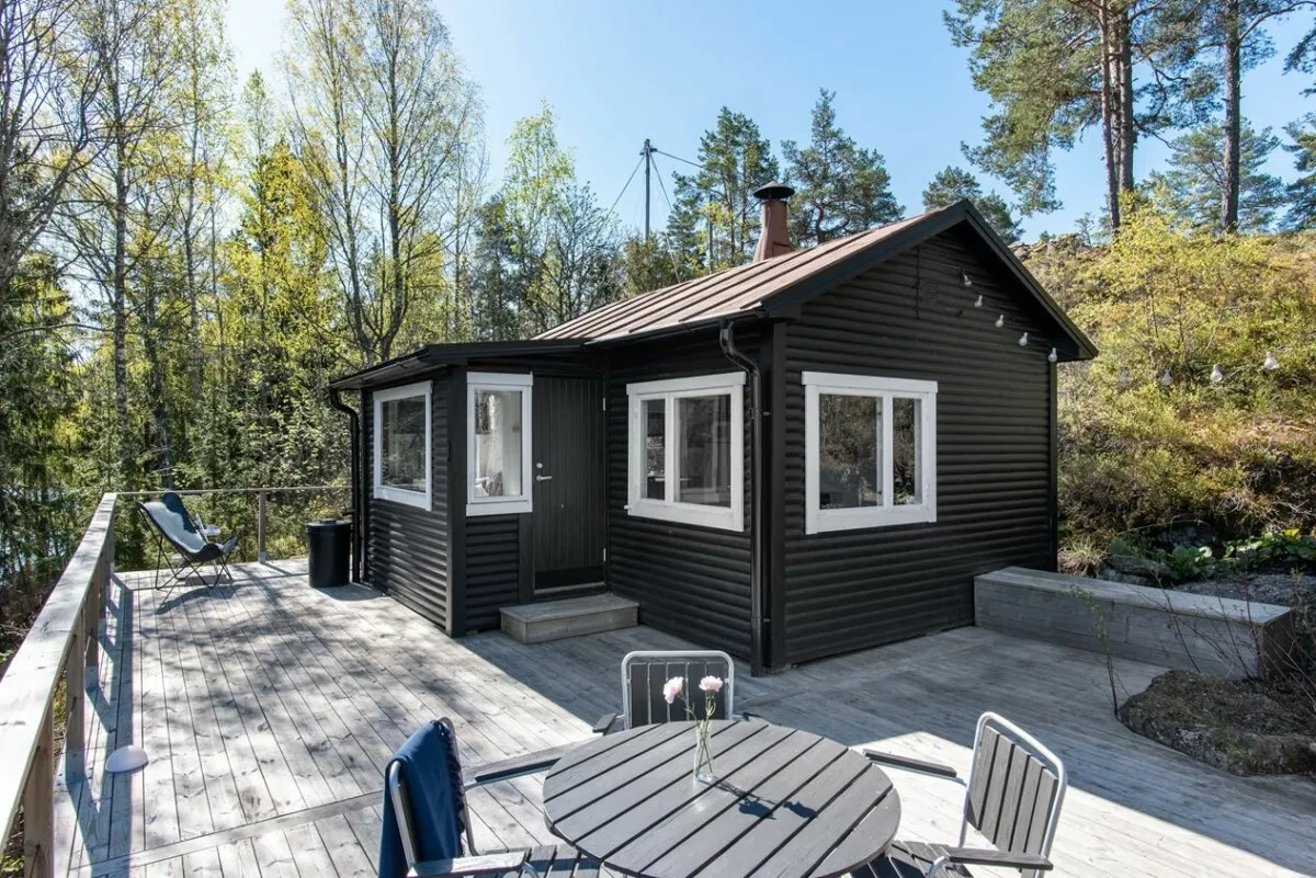 summer house suecia sommerhus scandinavian cabin nordic cabin holiday house estilo nórdico casita de madera casa negra de madera casa junto al lago cabaña sueca cabaña de madera black wood cabin 