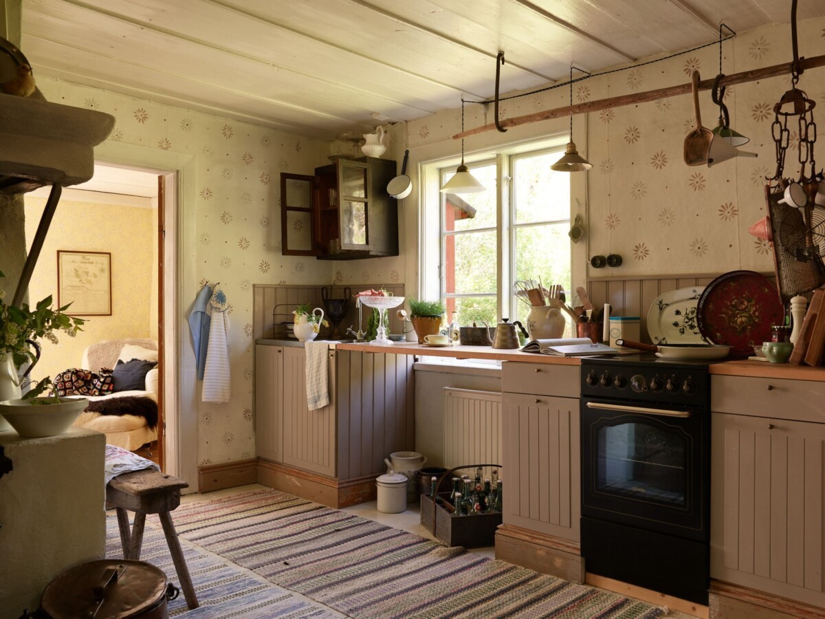 vivienda vacacional. Uppsala suecia rústica reformada jardín histórica estufa de azulejos Escapada rural despensa Casa de madera buhardilla 