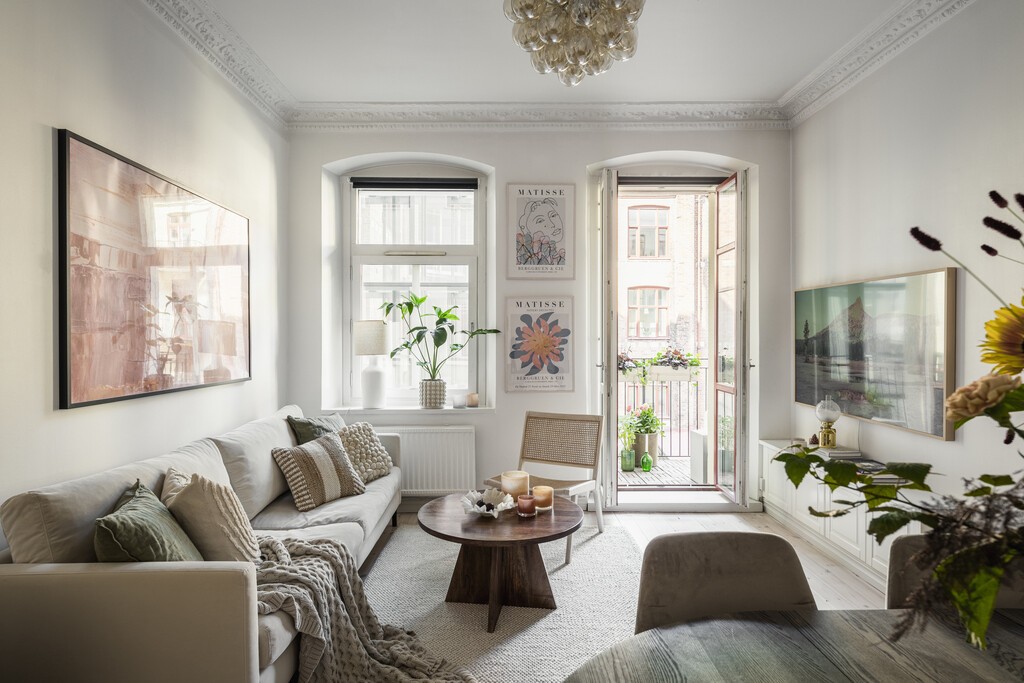 techos altos rosetones nueva construcción molduras gris topo Elegancia clásica detalles arquitectónicos decoración distinguida deco elegante confort moderno apartamento segunda mano 