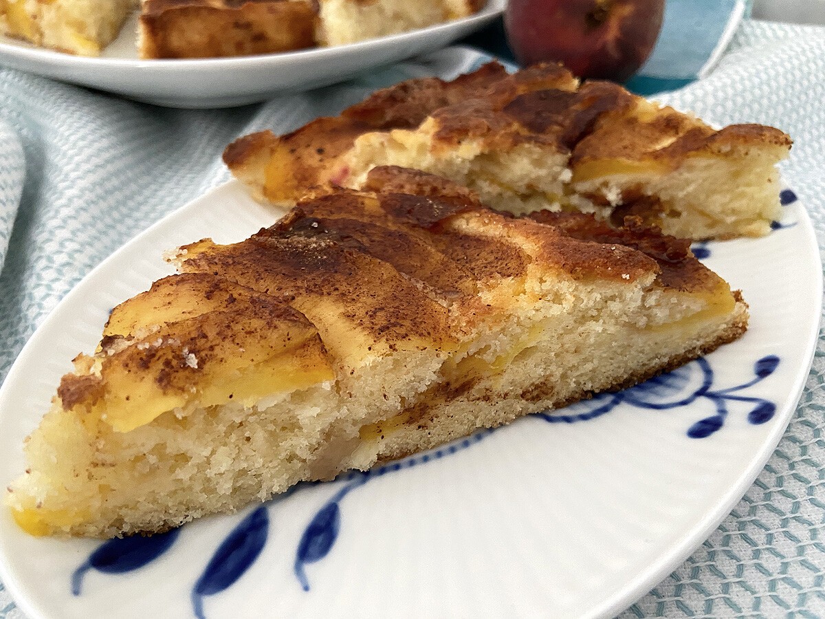 summer dessert recetas delikatissen recetas de verano receta fácil receta de bizcocho de melocotón para principiantes receta bizcocho queque postres delikatissen postre con melocotón peach cake pastel merienda saludable melocotón de temporada mejor receta de bizcocho de melocotón bizcocho rápido bizcocho jugoso bizcocho esponjoso bizcocho de melocotón bizcocho casero 