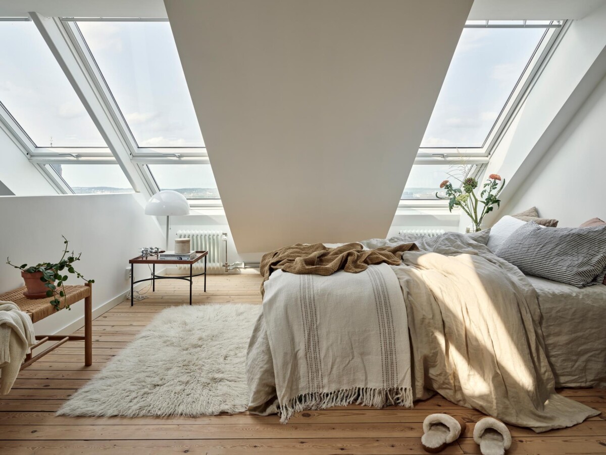 ventanas Velux ventanas inclinadas ventanas de techo iluminación natural estilo escandinavo dormitorio nórdico diseño de interiores decoración nórdica áticos dúplex 