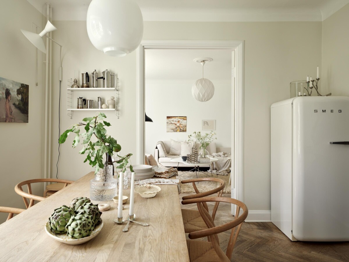 suelo en espiga paredes blanco roto muebles de madera natural interiorismo hogar estilo nórdico escandi diseño de interiores. decoración escandinava decoración elegante deco cálida 