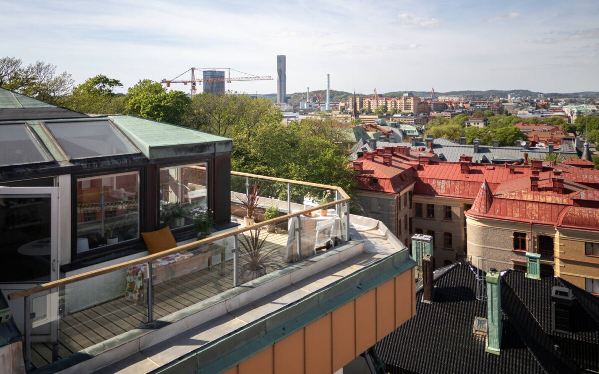 vivienda escandinava vistas terraza suecia grandes ventanales gotemburgo distribución piso nórdico diseño terrazas diseño nórdico decoracion gran salón cocina con office chimenea ático 