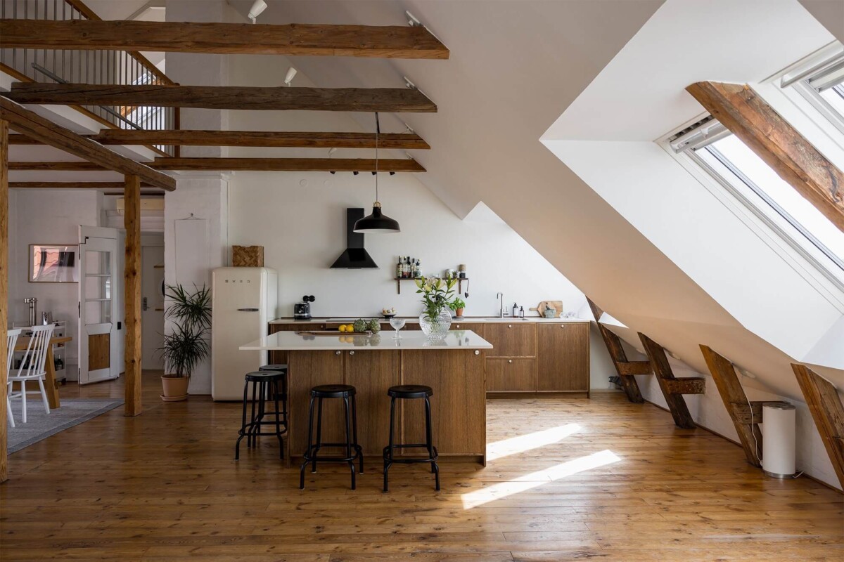 vigas de madera ventanas grandes triplex terraza tendencias en decoración de interiores techos abuhardillados suecia roble oscuro Malmö isla de cocina inmobiliaria hogar diseño de interiores cocina abierta ático sueco apartamento lujo 