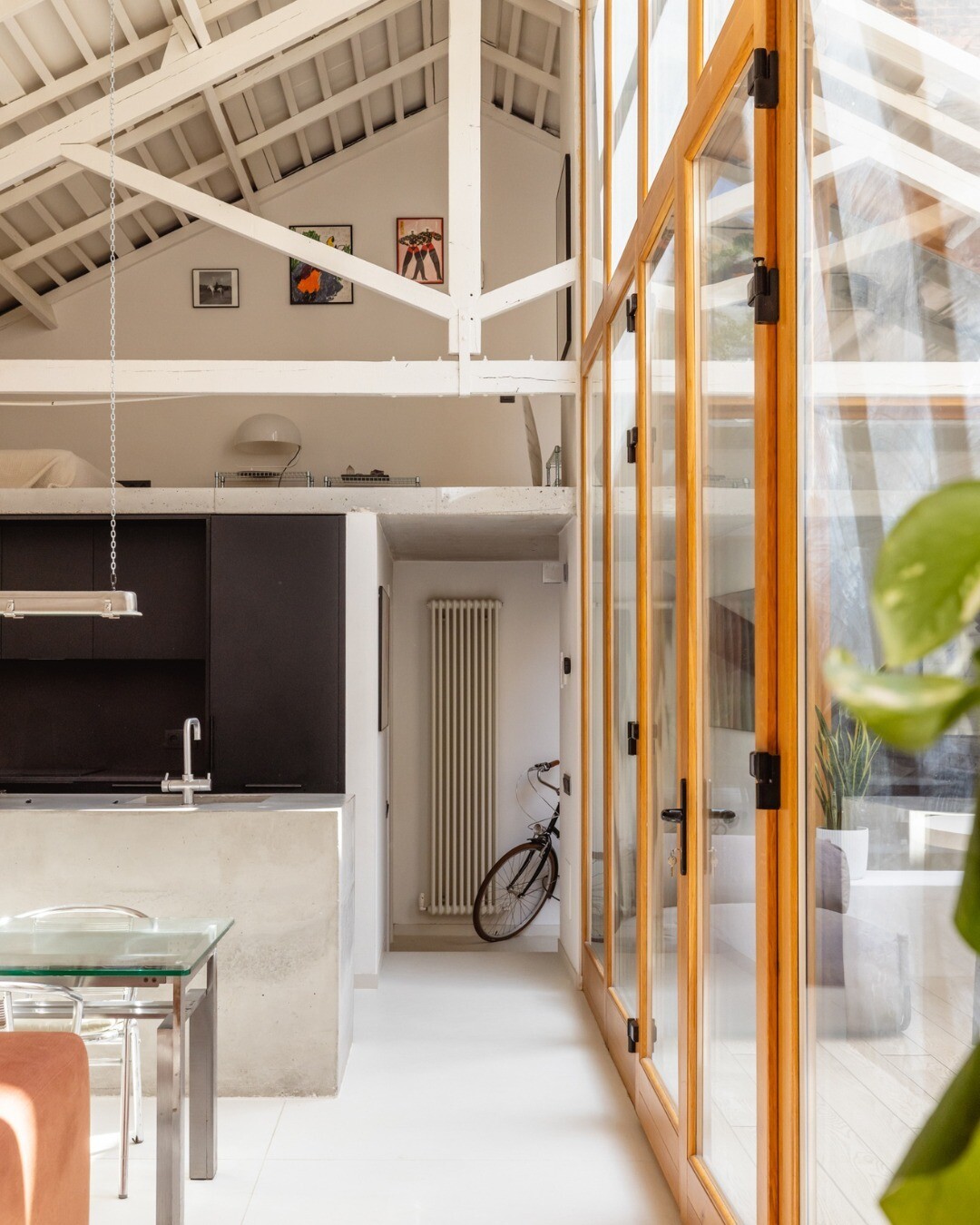 vivienda lujo Barcelona vivienda de diseño vigas vistas techos altos Sant Antoni reforma integral pared de ladrillo luz natural loft estilo industrial espacios abiertos Barcelona ático industrial ático abierto 