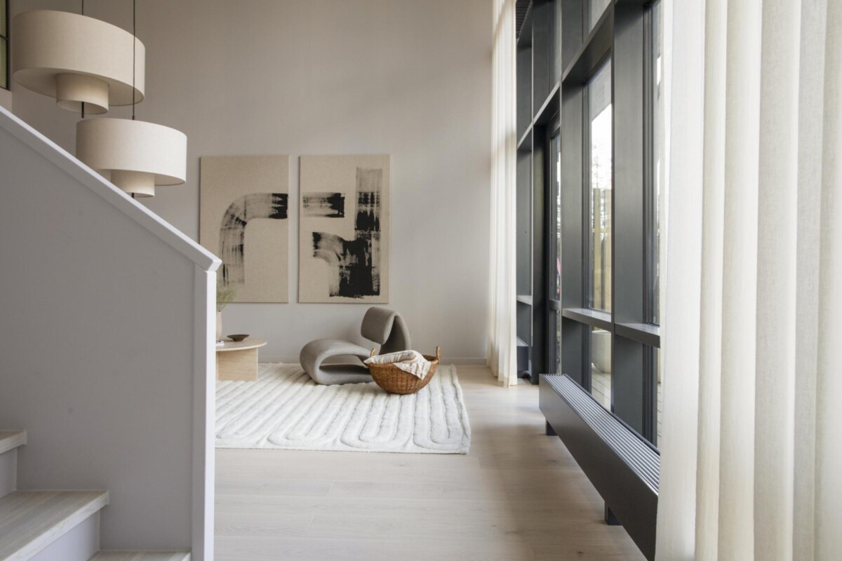 ventanales XXL tonos neutros textiles naturales suelos de madera muebles de diseño moderno minimalista luminoso líneas rectas estilo nórdico espacioso escandinavo dúplex diseño interior diáfano contemporáneo abierto 