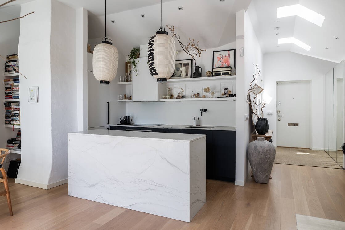 toque japones decoración remodelación reforma iluminación estilo nórdico estilo japones encimera piedra marmol diseño de interiores cocina minimalista cocina con isla cocina abierta ático sueco 