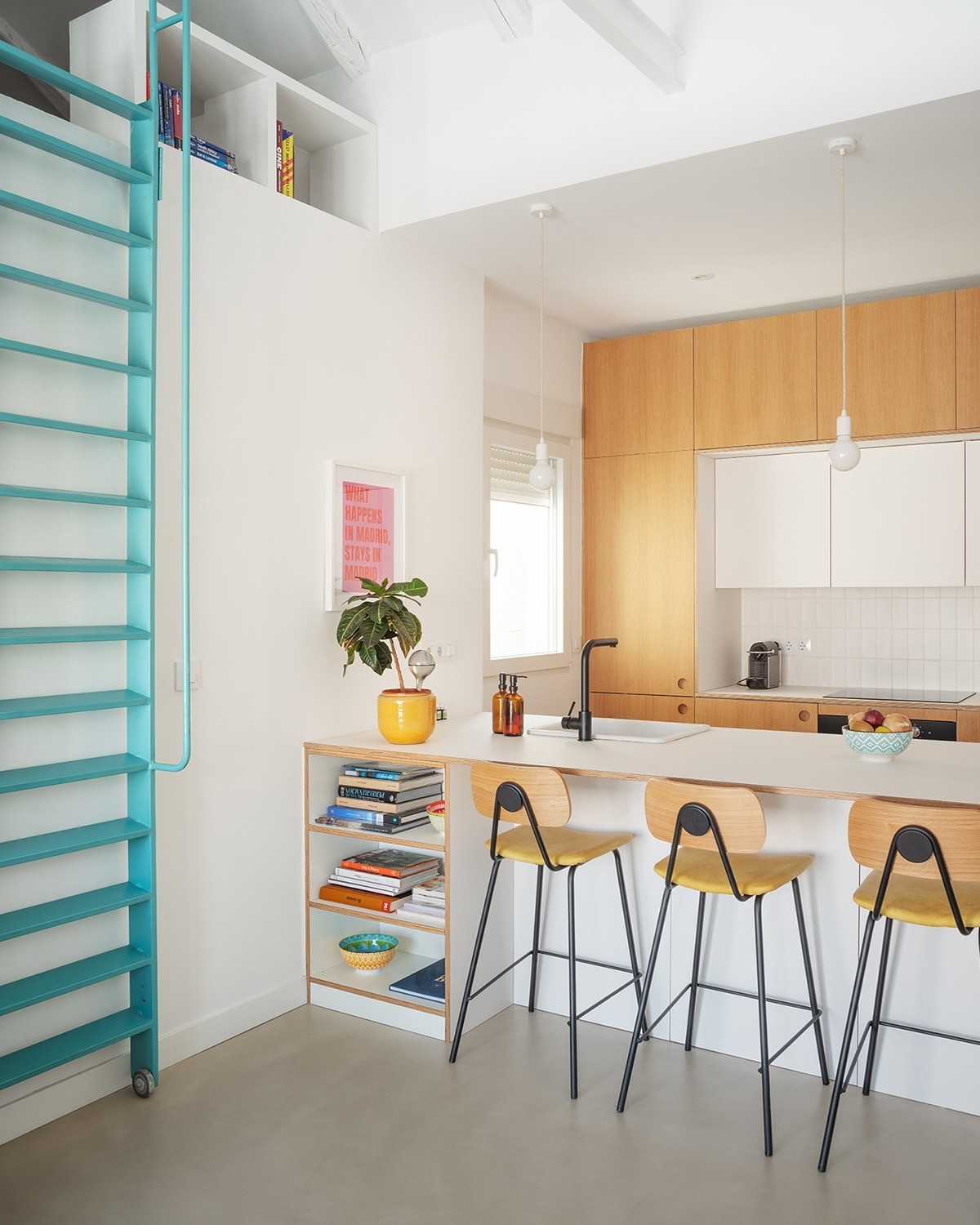 piso diáfano minimalismo madera clara isla de cocina hormigón pulido estilo nórdico estilo moderno escalera diseño de interiores decoración funcional colores neutros cocina moderna barra de desayuno atico Malasaña atico Madrid 