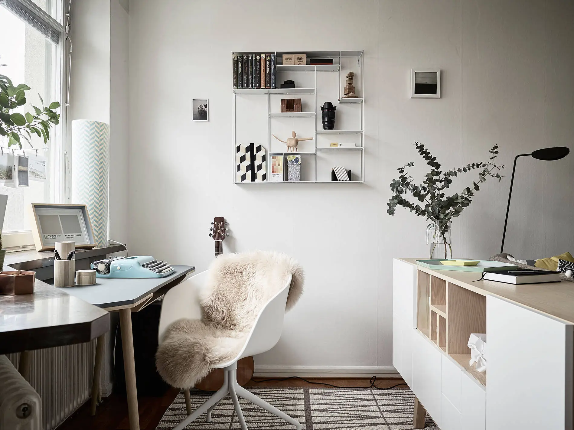 trabajo en casa scandinavian apartment scandi style scandi home office oficina en casa minimalismo home office funcionalidad estilo escandinavo espacio de trabajo diseño de interiores decoración 