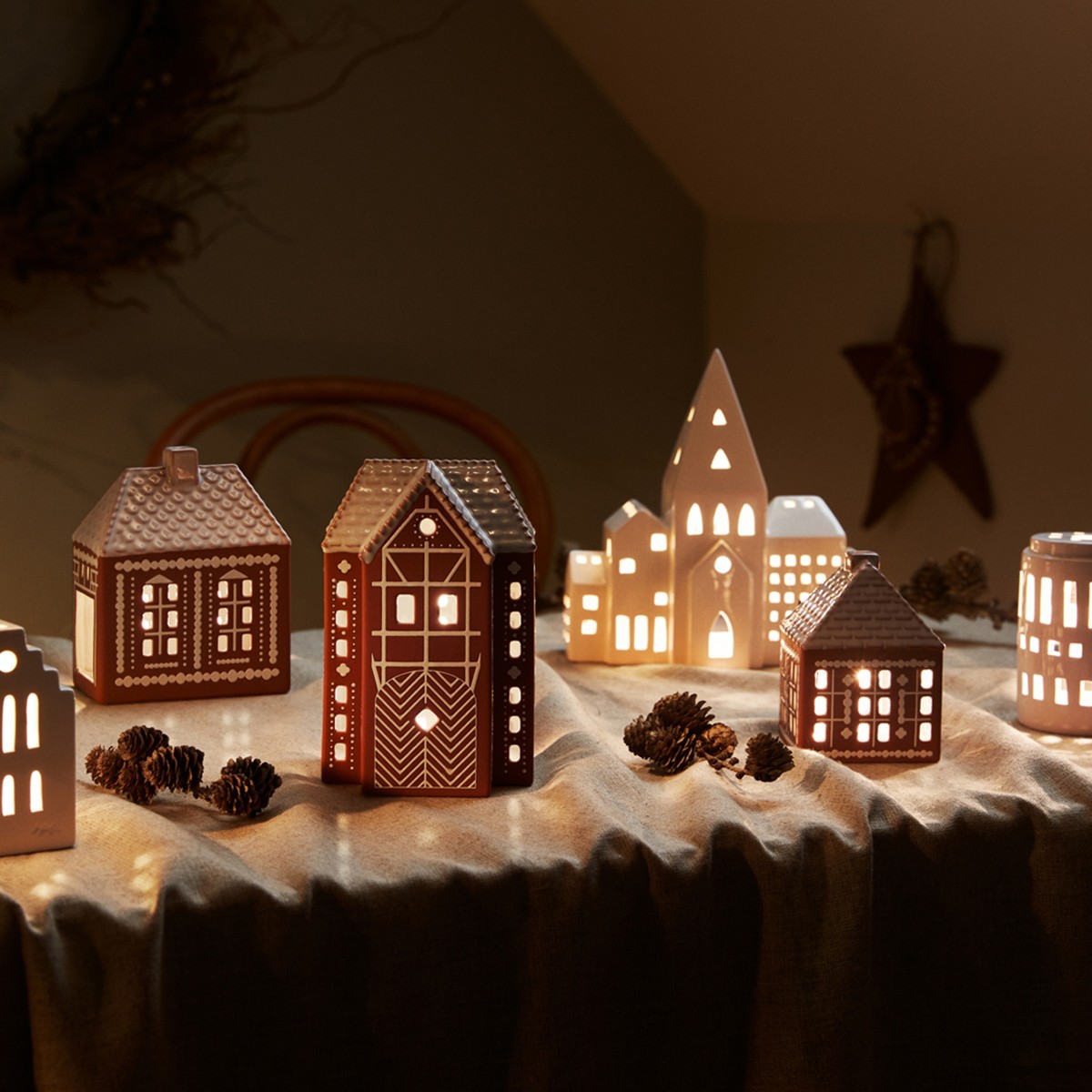 navidad nórdica gingerbread deco estilo nórdico estilo escandinavo diseño nórdico diseño danés decoración nórdica decoración navideña decoración interiores christmas deco casitas velas casitas portavelas 