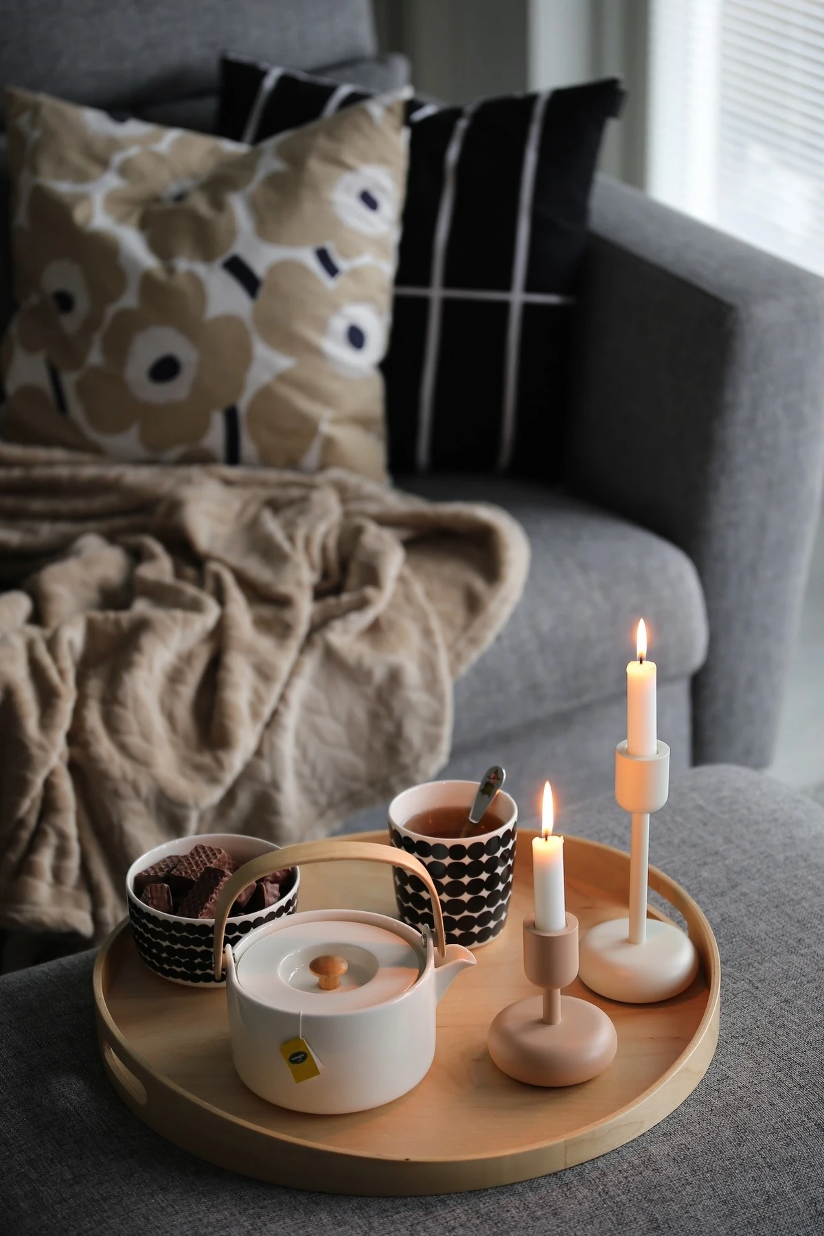 velas textiles salón acogedor relajación interiorismo iluminación hygge hogar estilo nórdico estilo escandinavo estilo de vida elementos naturales decoración confort colores neutros casa calidez bienestar 