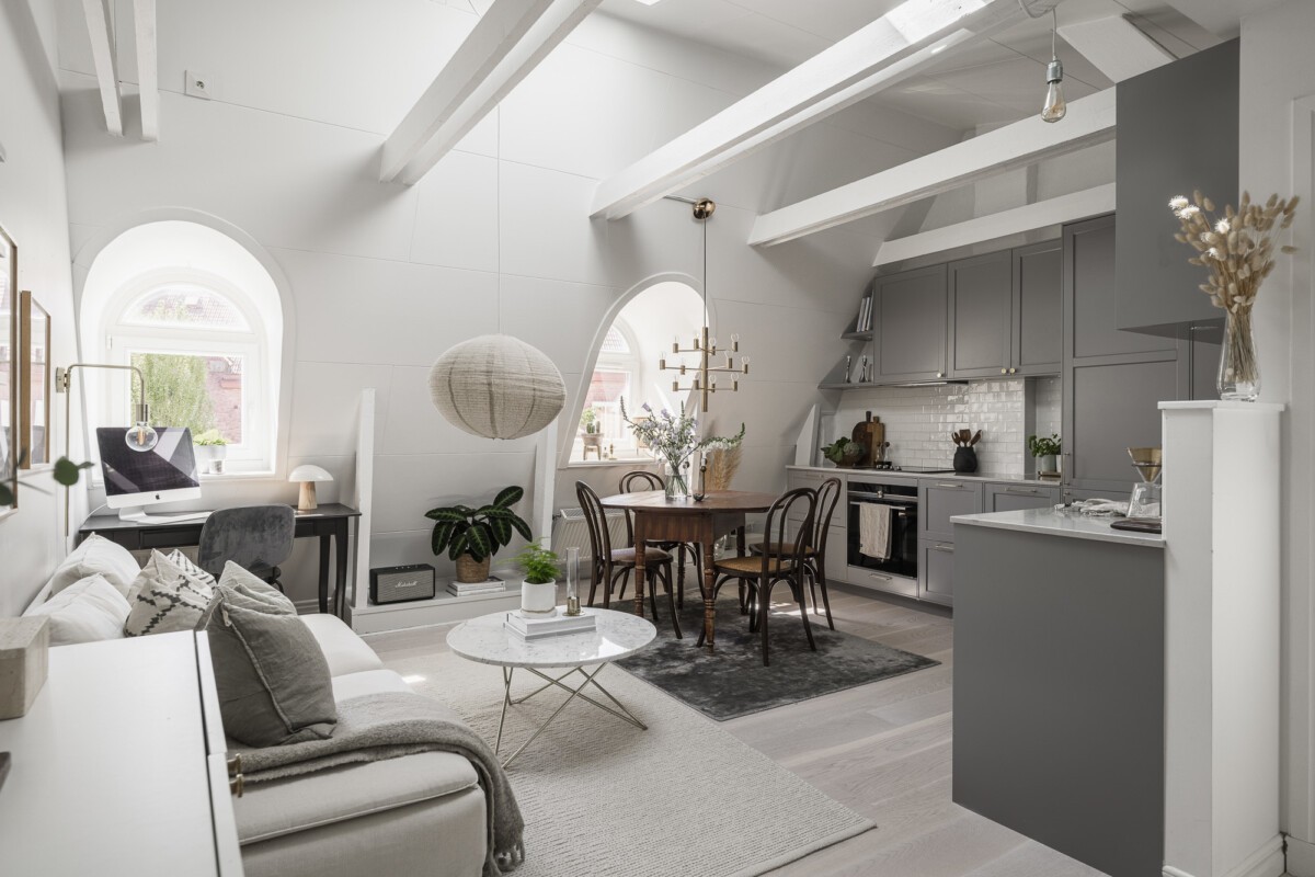 ventanas en arco techos altos piso una persona piso pequeño mini piso estilo nórdico distribución abierta diseño nórdico diseño interiores decoración ático pequeño 