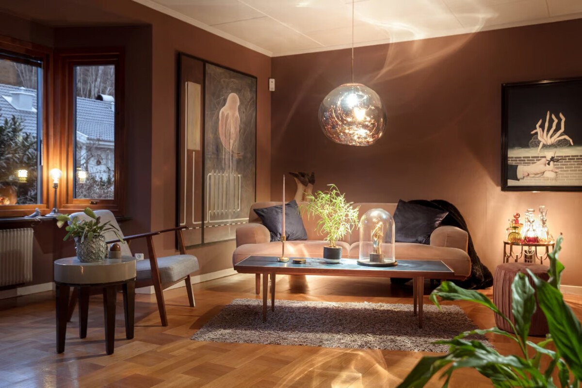 Mocha Mousse marron intenso decoracion marrón chocolate moda estilo nórdico decoración elegante decoracion calida decoración acogedora color Pantone 2025 color elegante casa años 50 