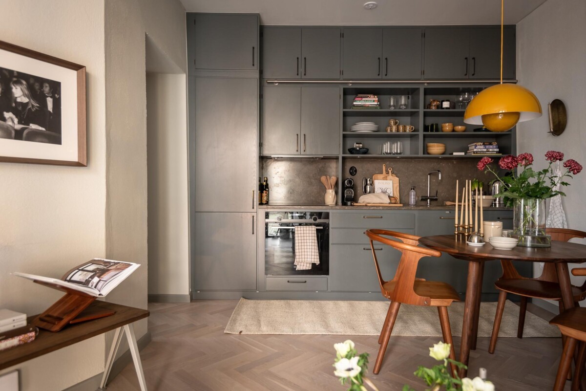 optimizar espacio muebles funcionales mini piso materiales naturales iluminación gris oscuro estilo escandinavo diseño de interiores decoración cocina pequeña cocina oscura cocina moderna almacenamiento. 