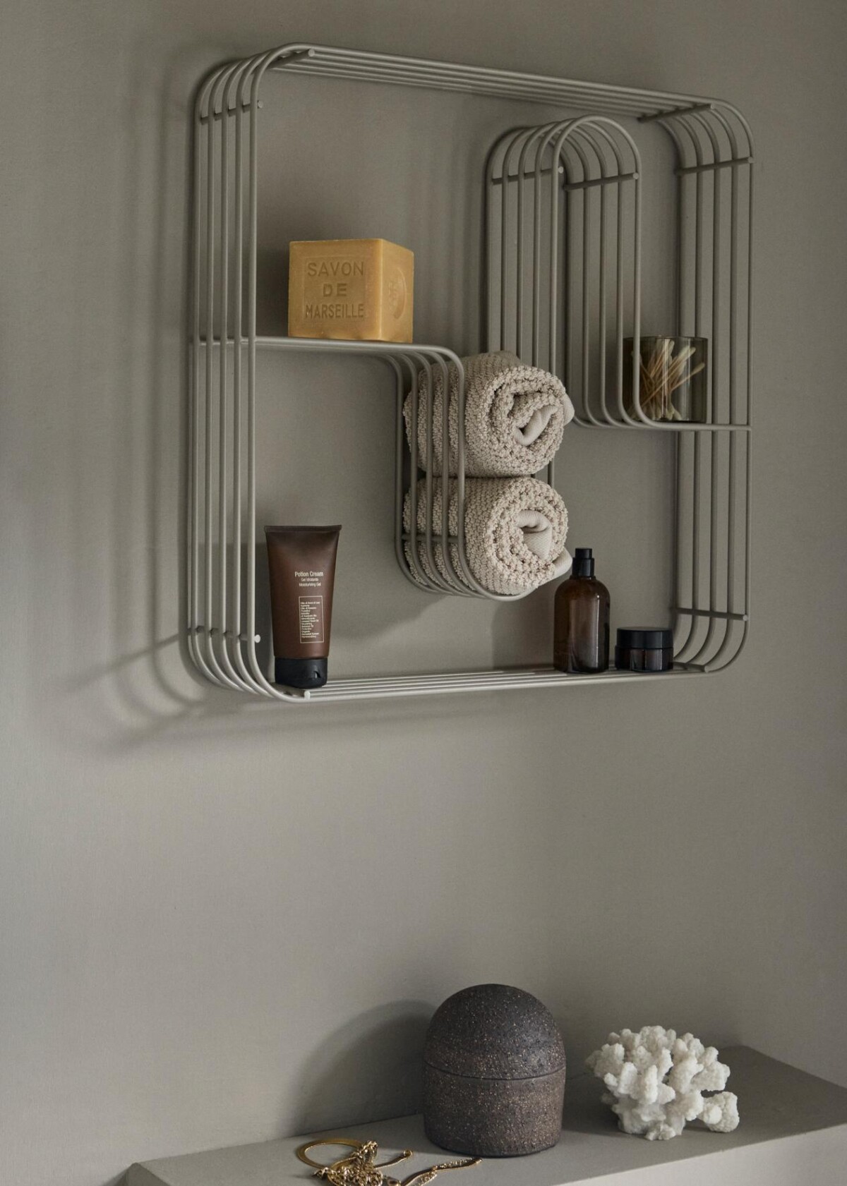 toque diseño danés piezas únicas muebles de diseño hogar estilo escandinavo estanterías originales estanterías curvas de metal diseño nórdico diseño escandinavo diseño danés decoración de interiores decoración AYTM Curva 