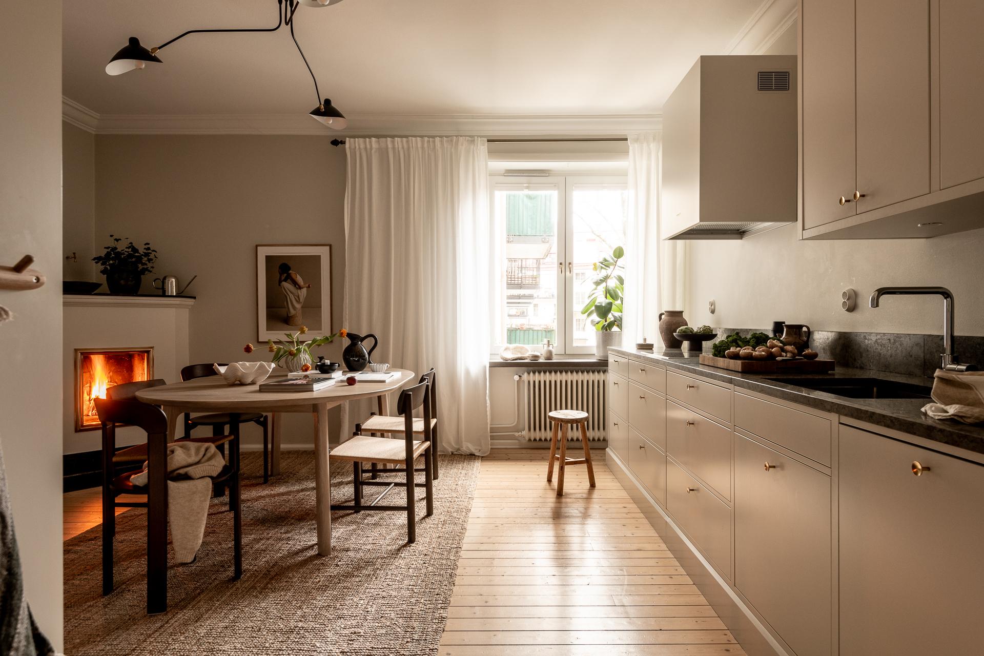 organización minimalismo funcionalidad estilo escandinavo diseño de interiores despensa cocina única cocina nórdica cocina moderna cocina con despensa cocina con chimenea chimenea calidez 