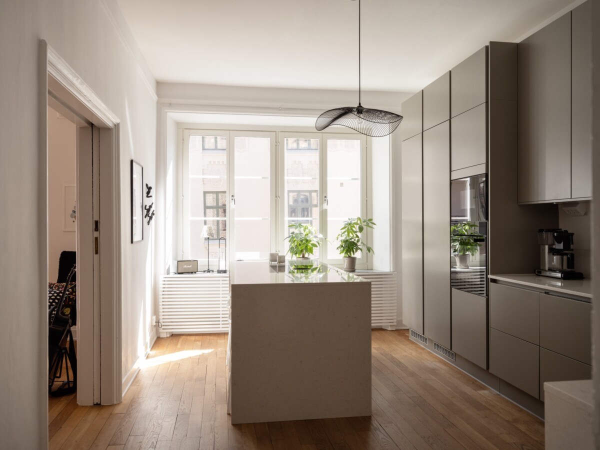 Cocina moderna que inspira: Funcionalidad con un toque minimal