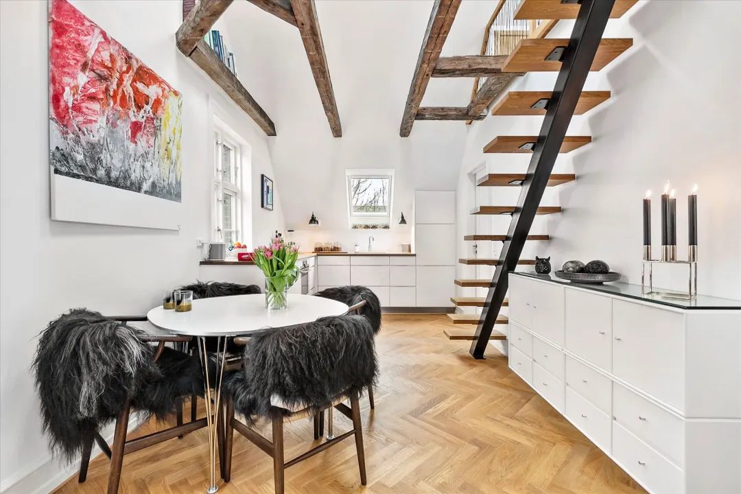 vigas de madera techo inclinado parquet en espiga luz natural inspiración nórdica encimera de madera diseño nórdico decoración pisos pequeños cocina nórdica cocina minimalista ático dúplex 