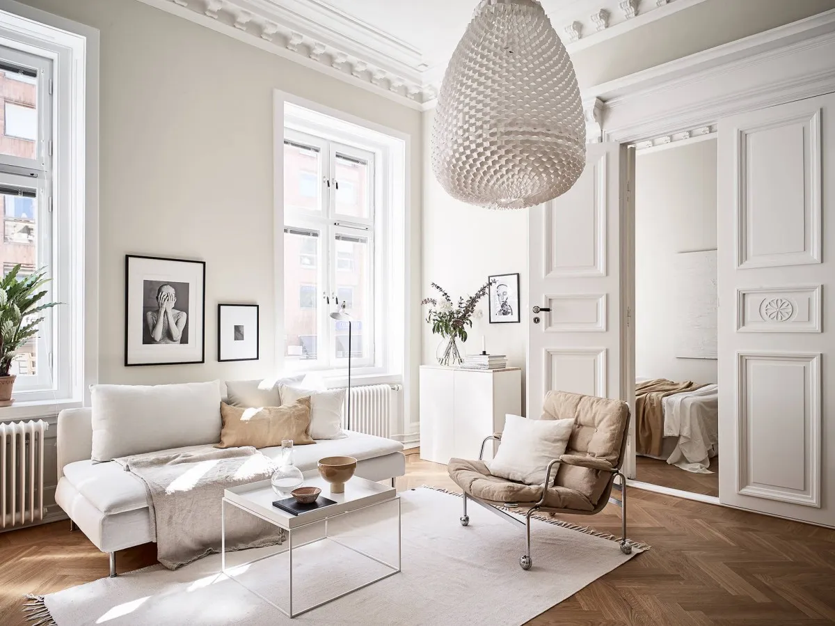 suelo espiga puertas dobles interior molduras techo grandes ventanales estilo escandinavo distribución diáfana detalles arquitectónicos decoración piso pequeño chimenea sueca 
