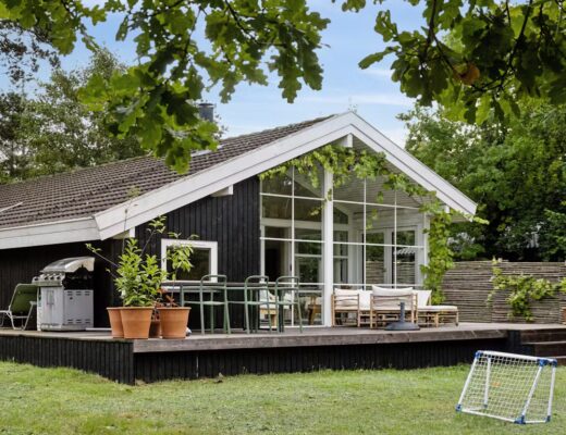 vacaciones en dinamarca terrazas de madera jardines grandes estilo nordico diseño escandinavo decoración escandinava casas familiares playa casas de playa nórdicas casa madera Hornbæk casa de verano dinamarca 