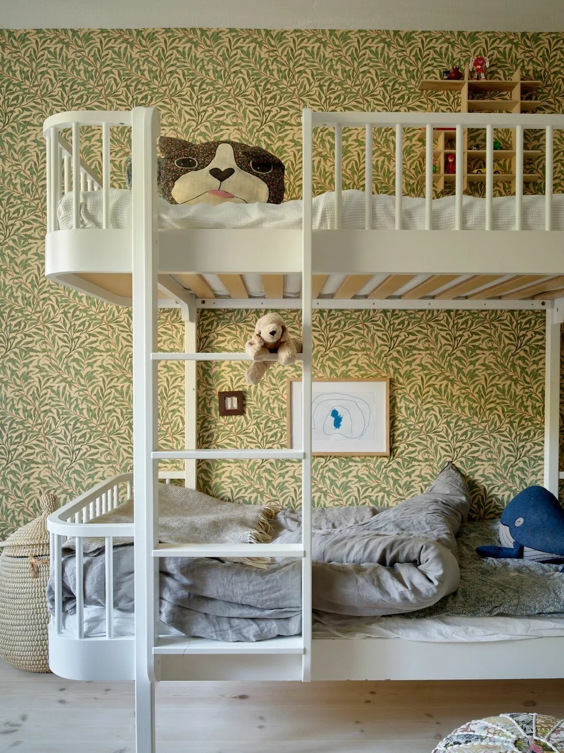 wallpaper scandinavian bunk beds scandi kids interiors Papel pintado nordic bedroom kids decor estilo nórdico para niños dormitorios con literas dormitorio para 3 niños dormitorio infantil decoración nórdica infantil 