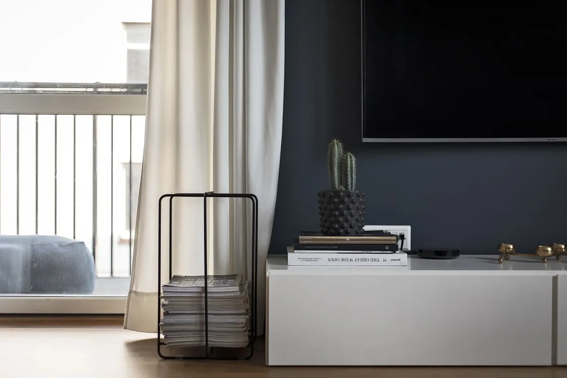 Cómo integrar la televisión en la decoración: el poder de una pared oscura en el salón nórdico